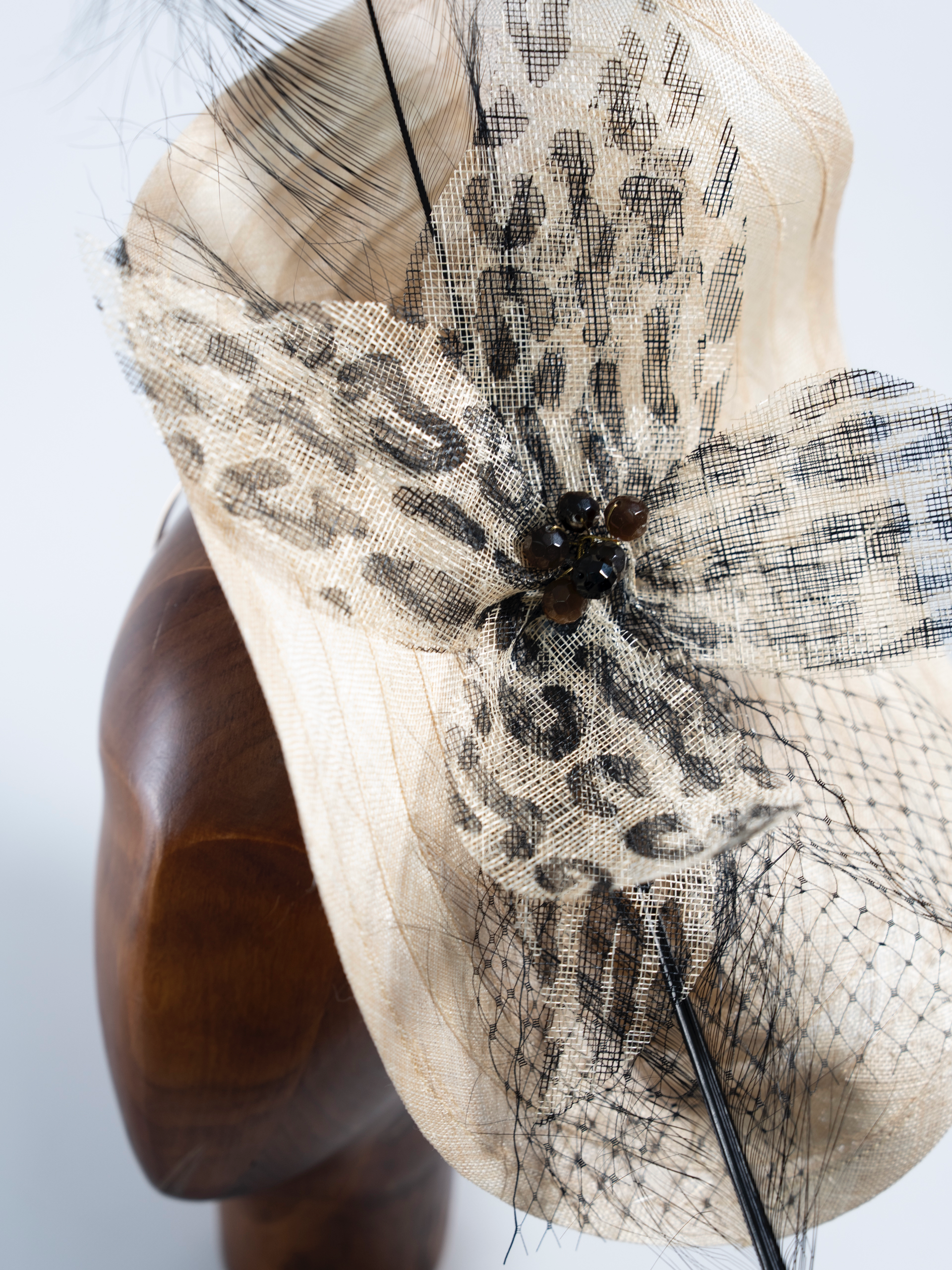 Detalle de sombrero leopardo para boda