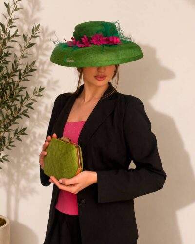 Invitada de boda con sombrero floral y bolso