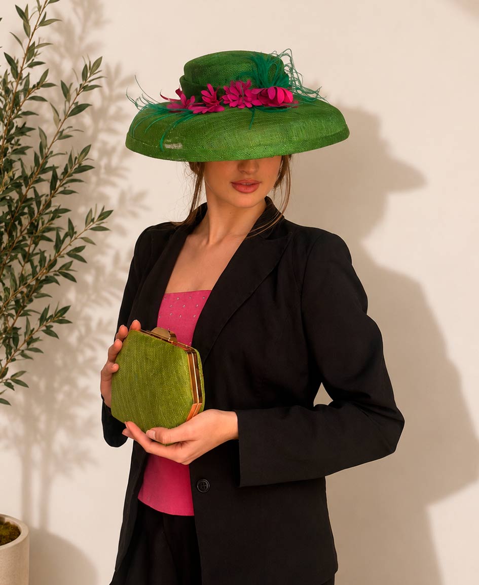Invitada de boda con sombrero floral y bolso