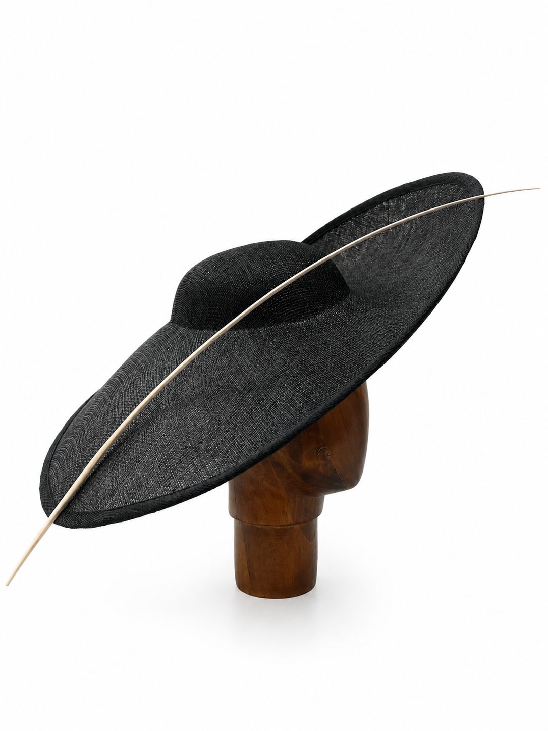 sombrero negro y raquis para bodas