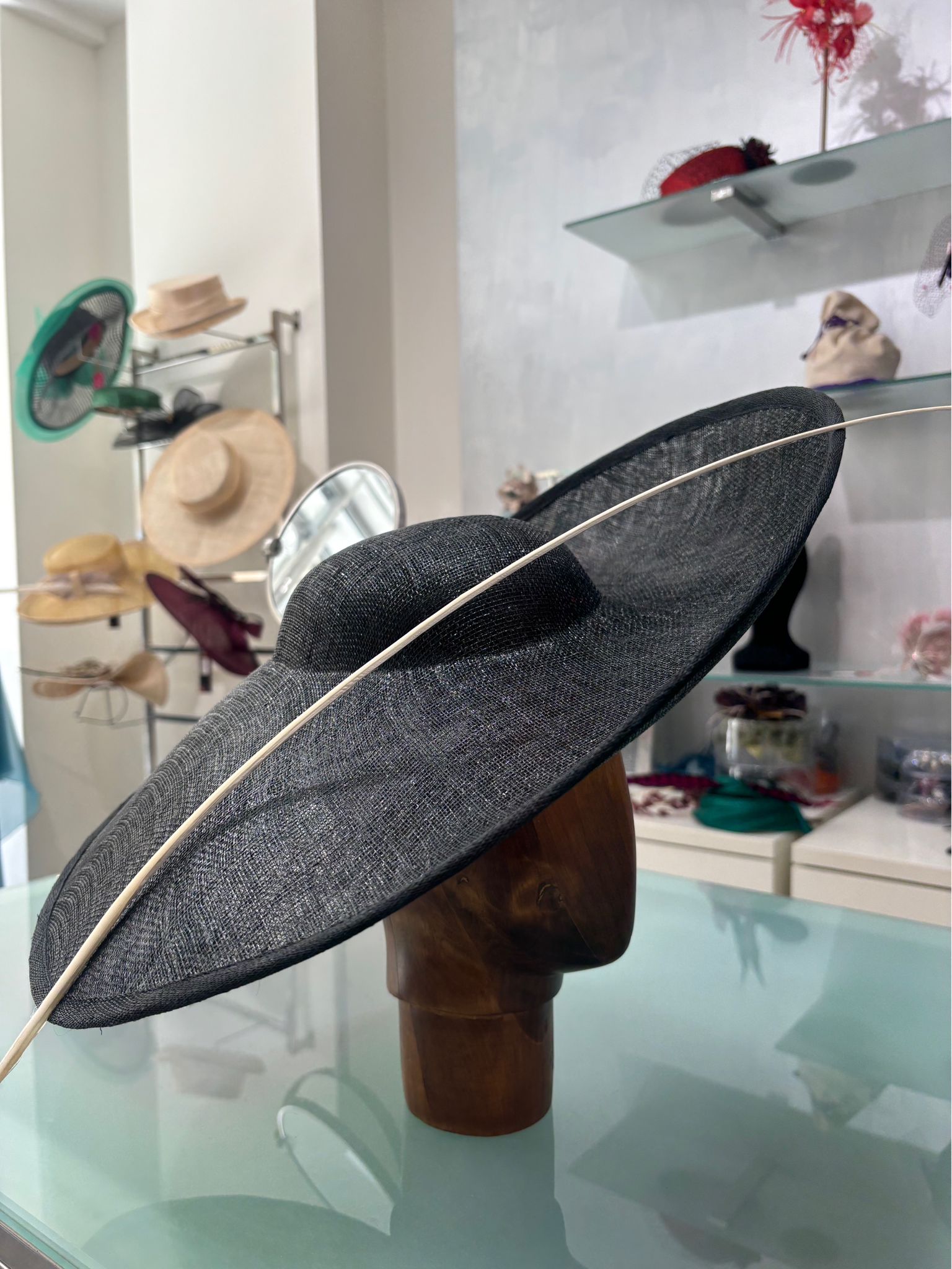 sombrero elegante invitada novia