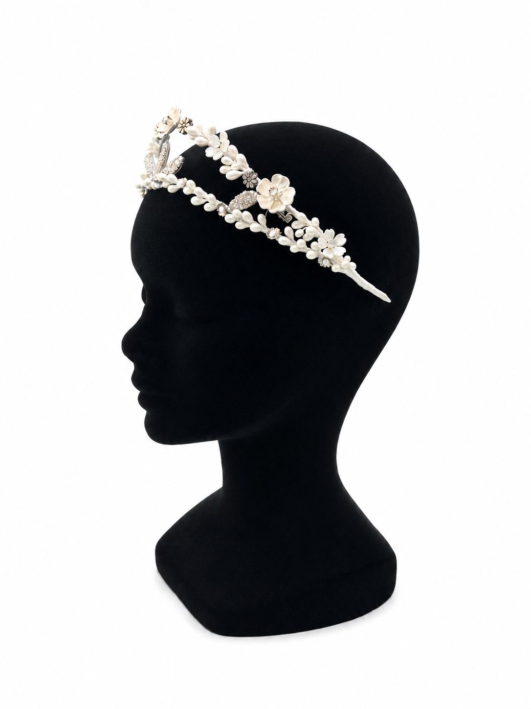 tiara pedreria sobre cabeza maniqui