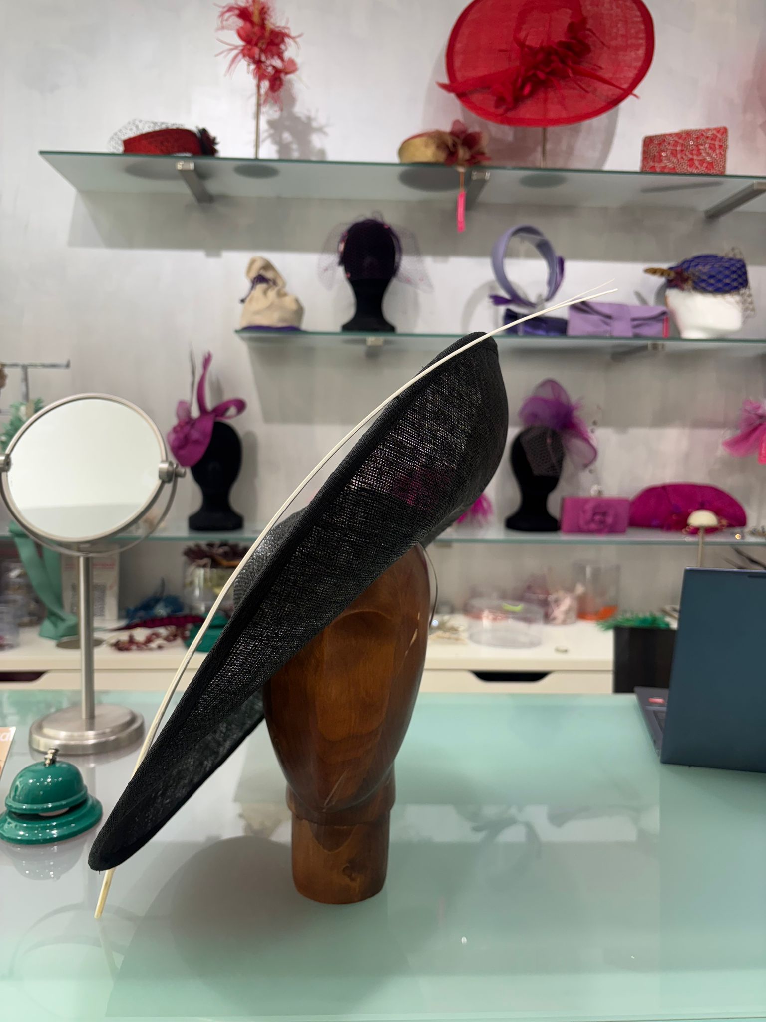 sombrero ala sobre cabeza maniqui madera